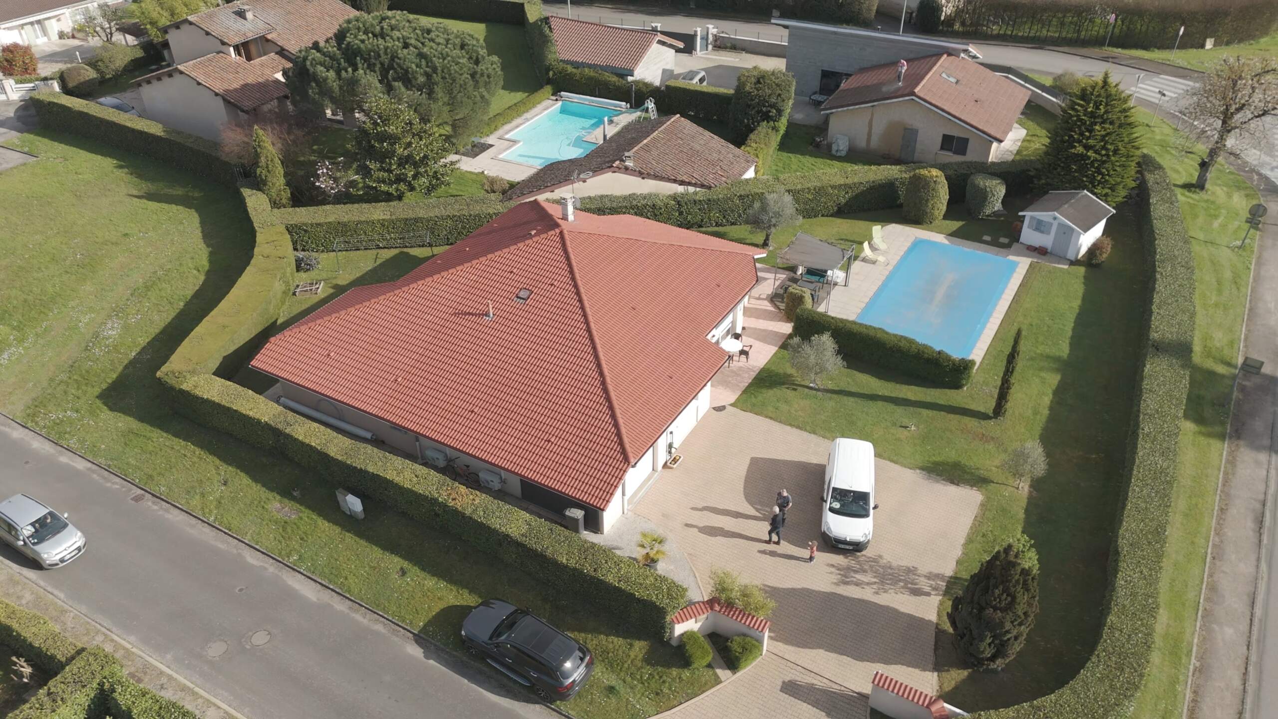 Vue aérienne d'une toiture après traitement hydrofuge par France Contrôle Habitat